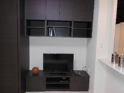 居室・リビング　32型液晶テレビ付。上部に吊収納付