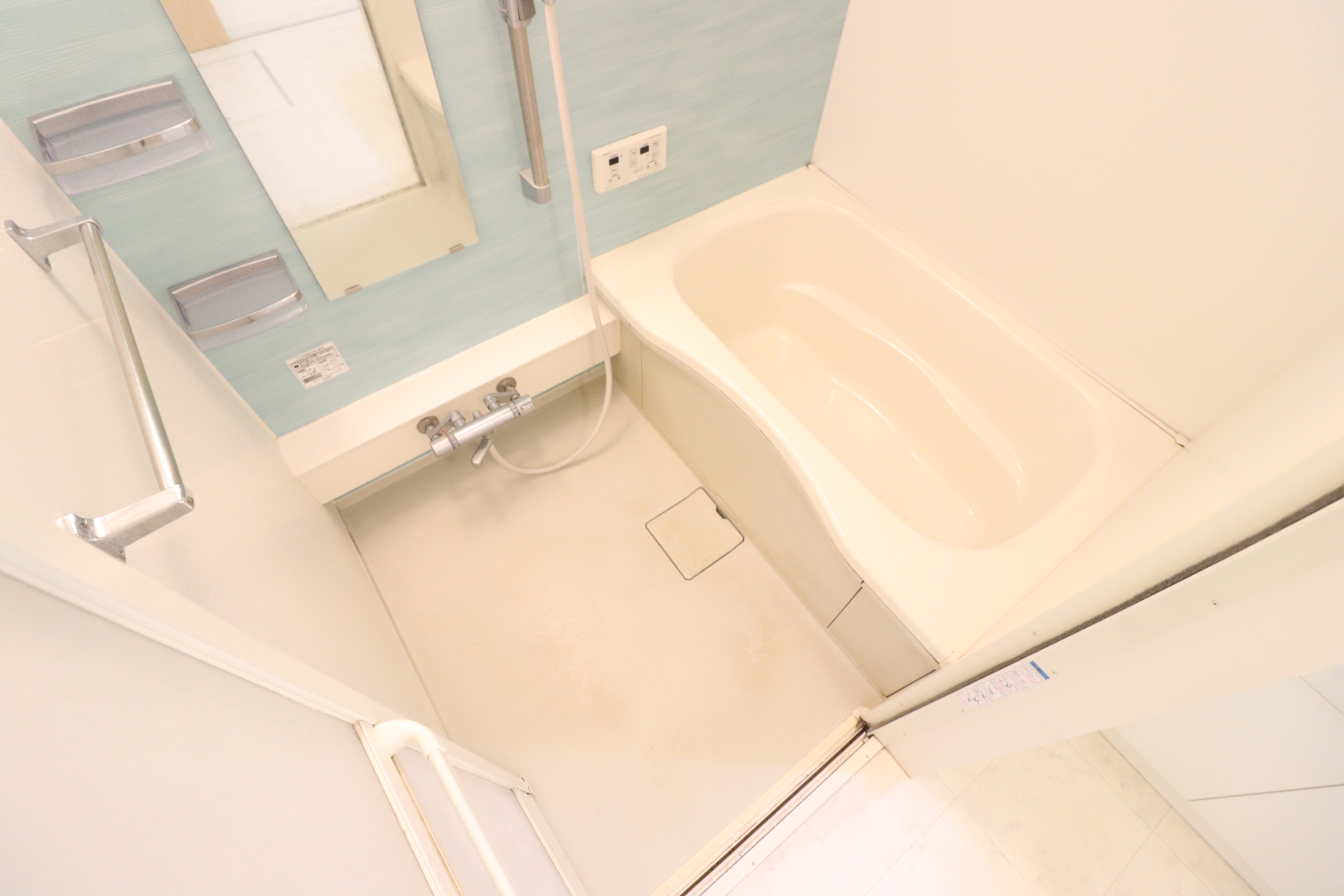 バス・シャワールーム　追い炊き機能付き♪