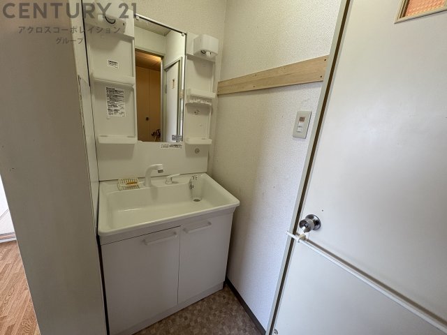 洗面設備　収納棚が使い勝手の良い洗面台です☆