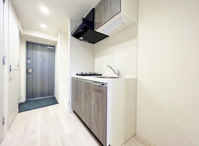 キッチン　２口ガスキッチン・横に冷蔵庫置き場