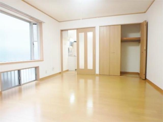 居室・リビング　８帖の洋室でゆったりできます