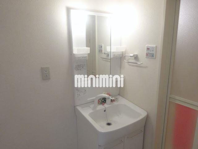 洗面設備　うれしいシャワーつきの洗面化粧台です！