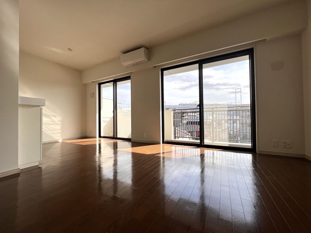 居室・リビング　別方向から見たリビングダイニング