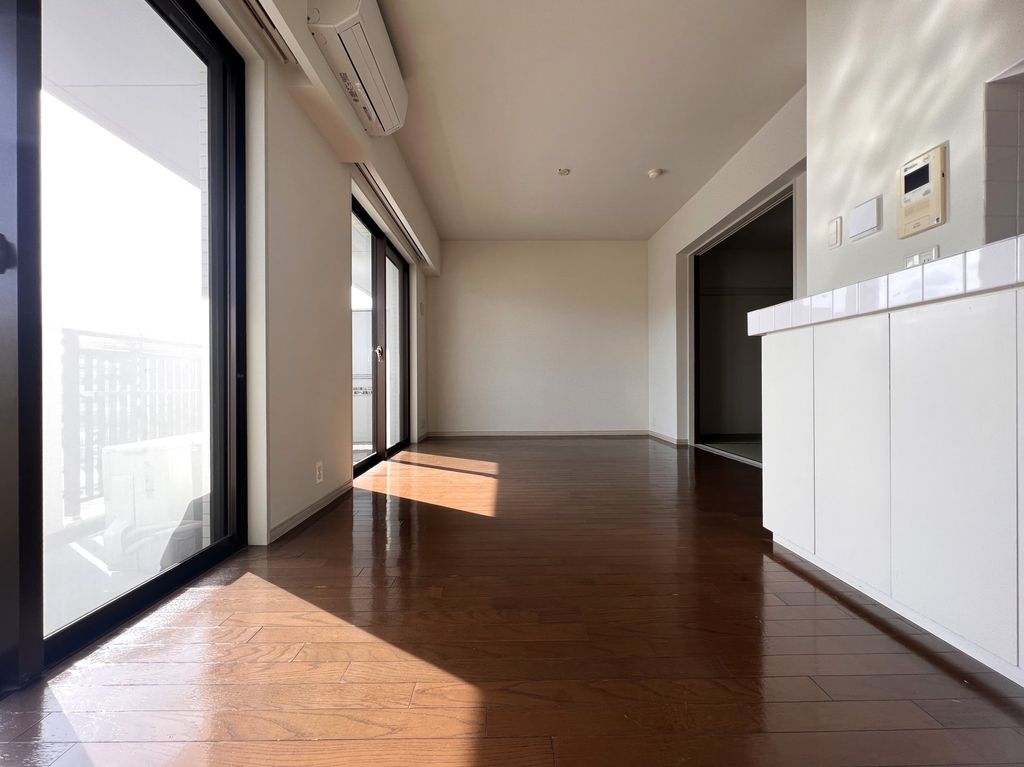 居室・リビング　別方向から見たリビングダイニング