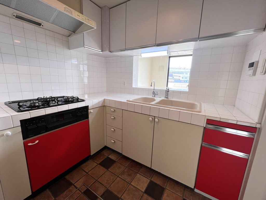 キッチン　3口コンロ、浄水器付き