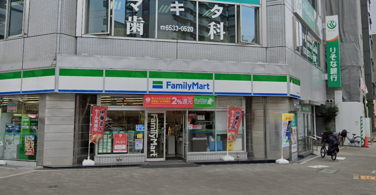 コンビニ　ファミリーマート（コンビニ）まで104m