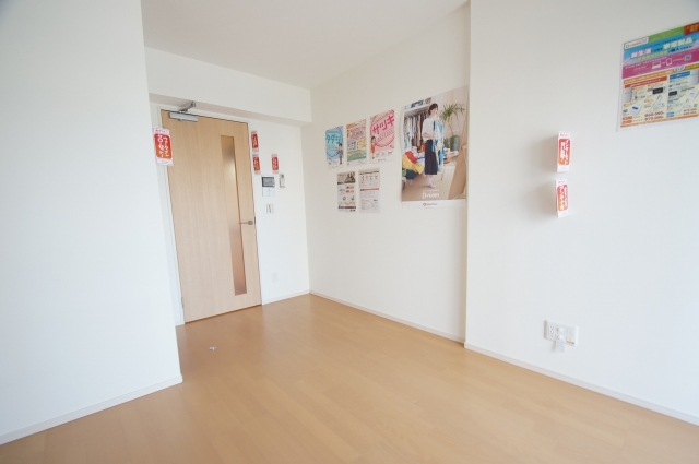 その他部屋・スペース　「落ち着いた色合いの床材を使用した居住空間」