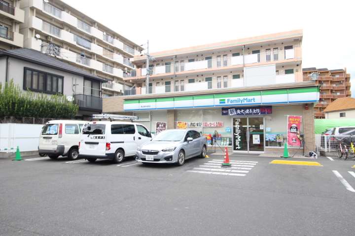 コンビニ　ファミリーマート南中央町店（コンビニ）まで132m