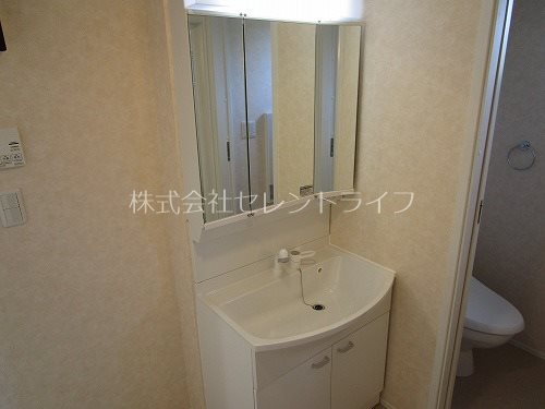 洗面設備　三面鏡付き洗面化粧台
