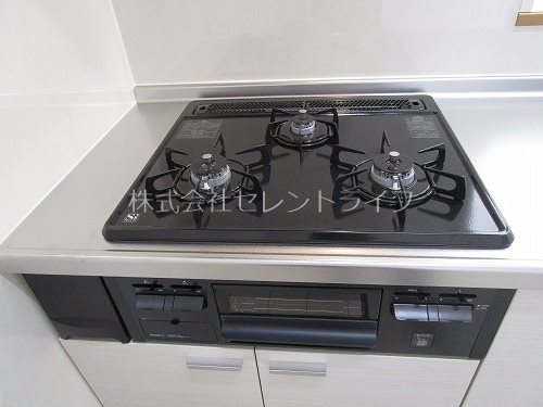 その他設備　キッチン：グリル付３口ガスコンロ