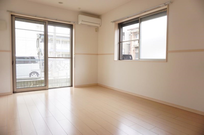 居室・リビング　2面採光の明るい室内