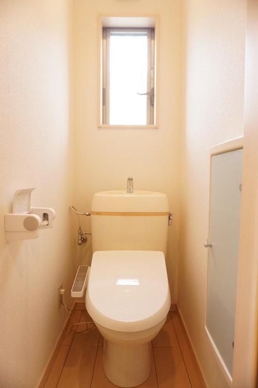 トイレ　トイレは換気の出来る窓あり