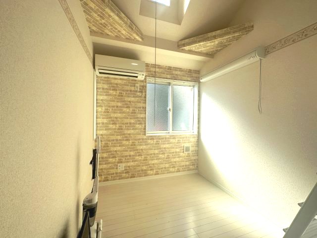 居室・リビング　天井が高くて明るい居室※家電残置物あり