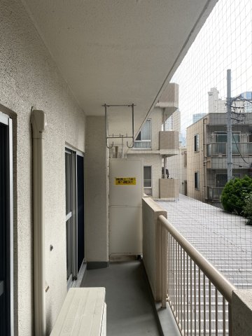 バルコニー　暖かな日差しのふりそそぐバルコニー