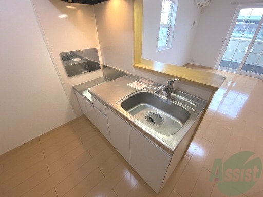 キッチン　綺麗なカウンターキッチンで料理も楽しめそうです。