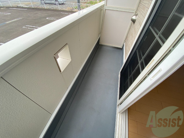 バルコニー　広めのバルコニー付きで、洗濯物干すのにも便利そうですね。