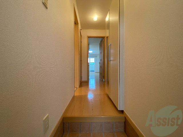 玄関　玄関の敷居も低くなっているので、つまずく心配なしです。