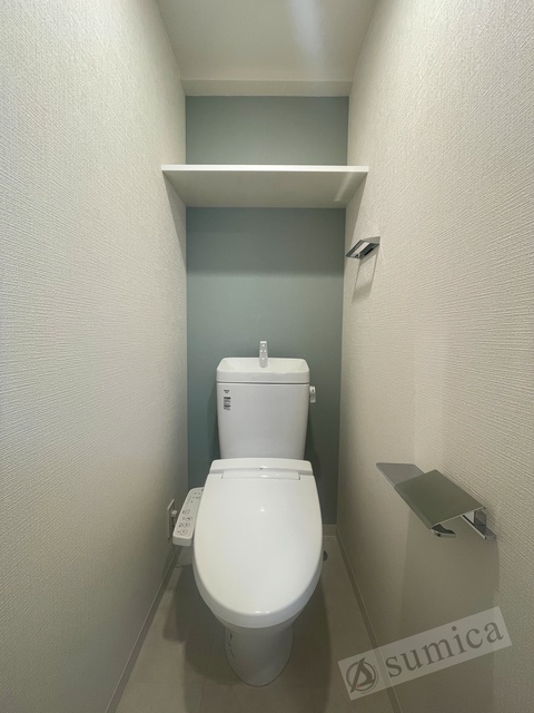 トイレ　人気アイテムの温水洗浄便座。清潔感のあるトイレです。