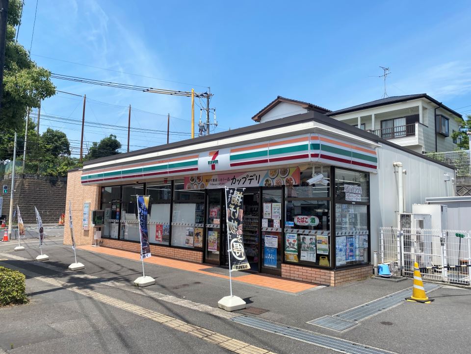 コンビニ　セブンイレブン（コンビニ）まで750m