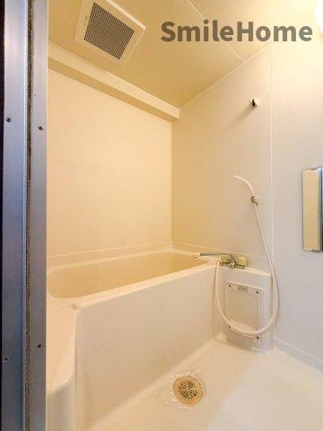 バス・シャワールーム　ちょうどいいサイズのお風呂です。お掃除も楽にできますよ。