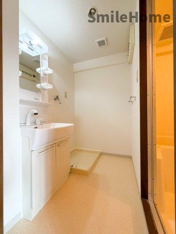 洗面設備　脱衣所には独立洗面台に洗濯機置き場もあります