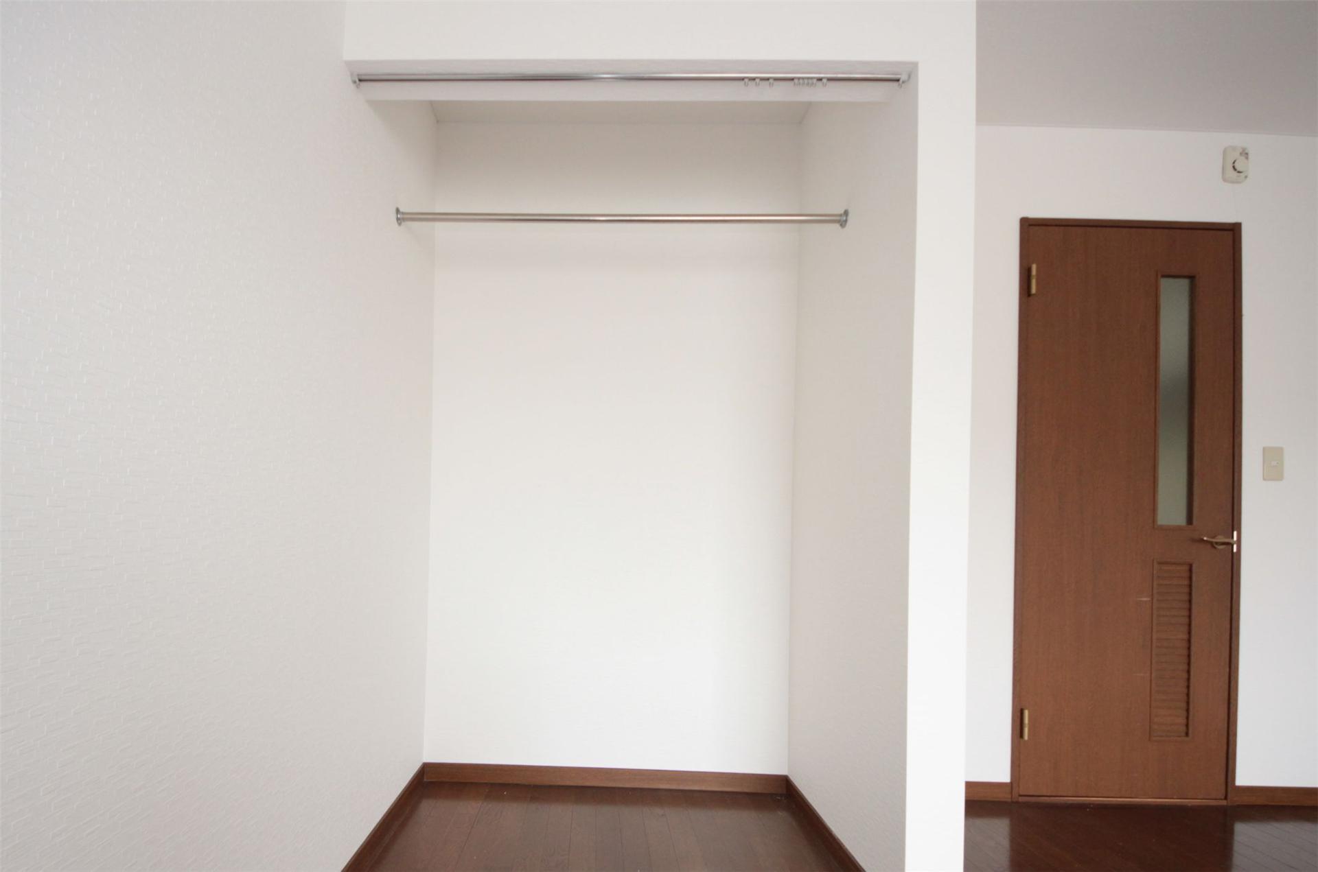 収納　カーテンで仕切るタイプのクローゼット♪