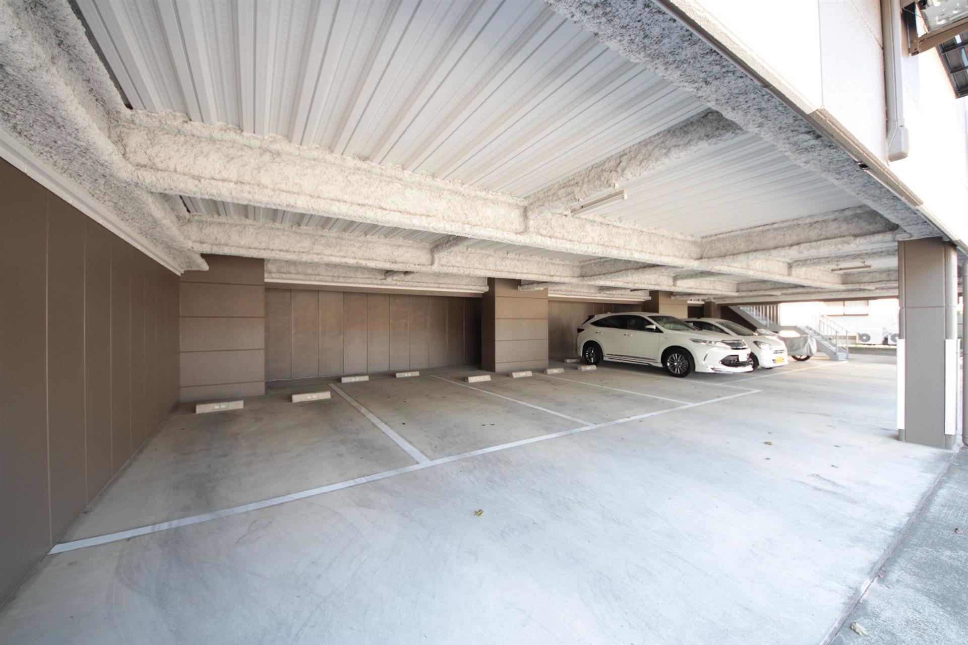 その他共有部分　屋根付きの駐車場です♪