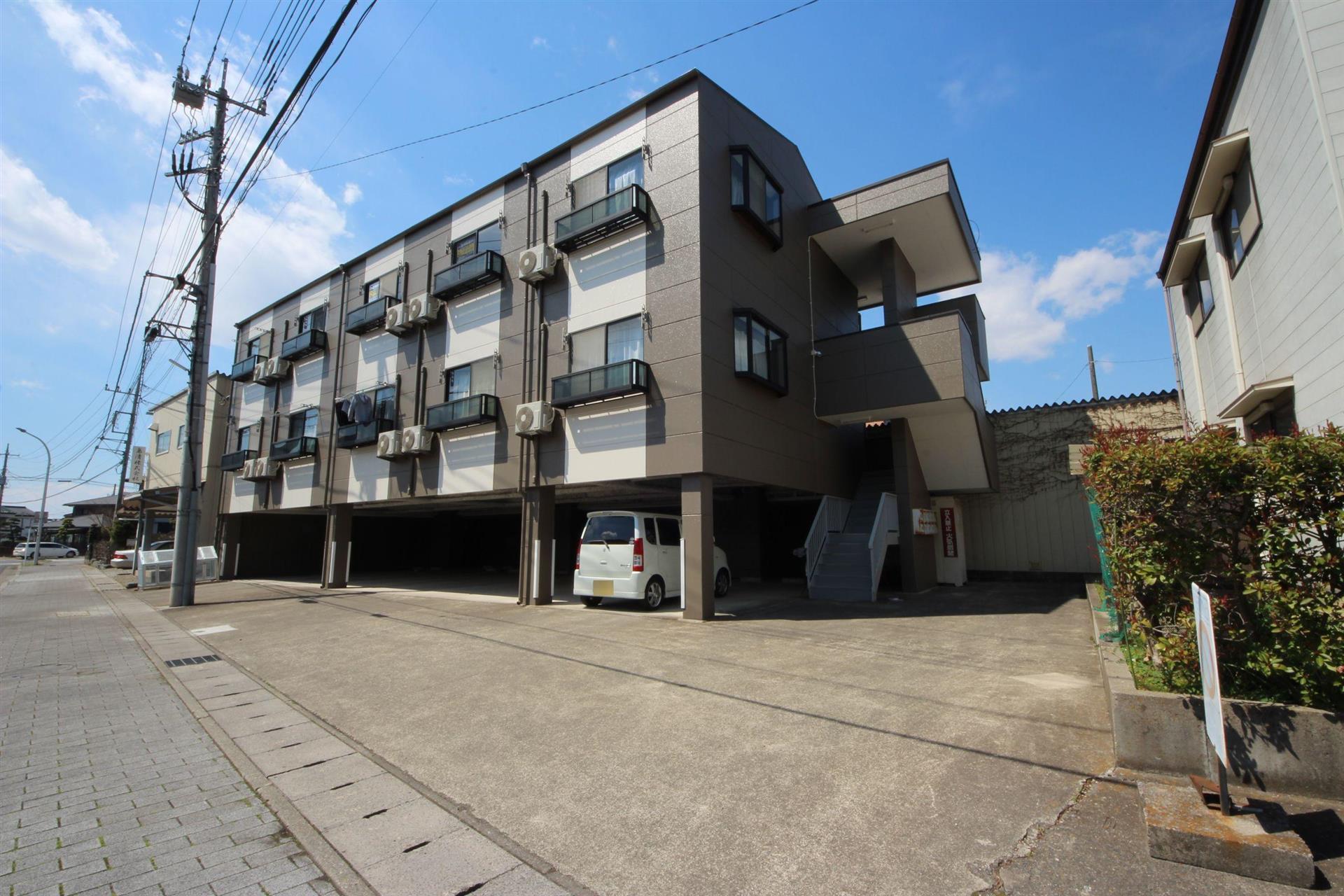 建物外観　1階がガレージの3階建てアパート！