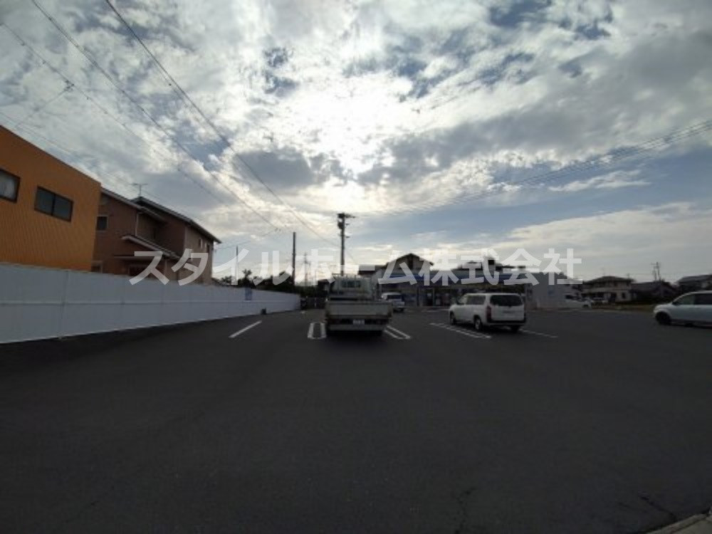 コンビニ　ローソン 豊橋小松店（コンビニ）まで695m