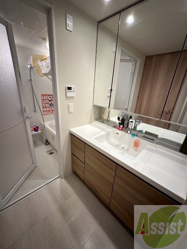 洗面設備　独立洗面台です。大きくてよいですね。シャンプーもできます。