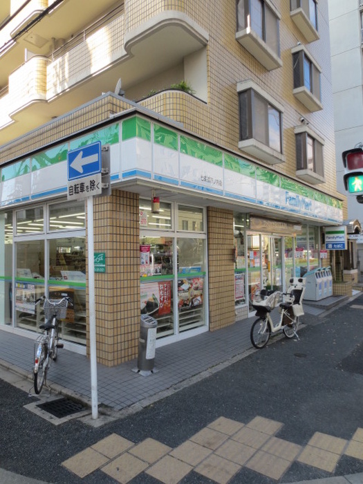 コンビニ　ファミリーマート（コンビニ）まで130m