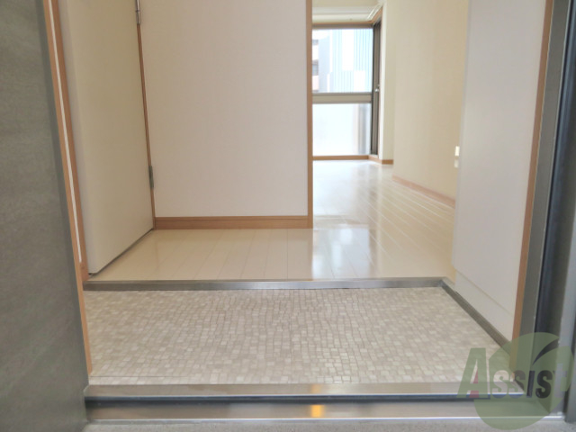 玄関　玄関から撮影してみました。開放感がありますね。