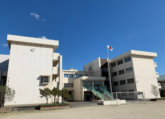 中学校　知多市立八幡中学校（中学校）まで570m