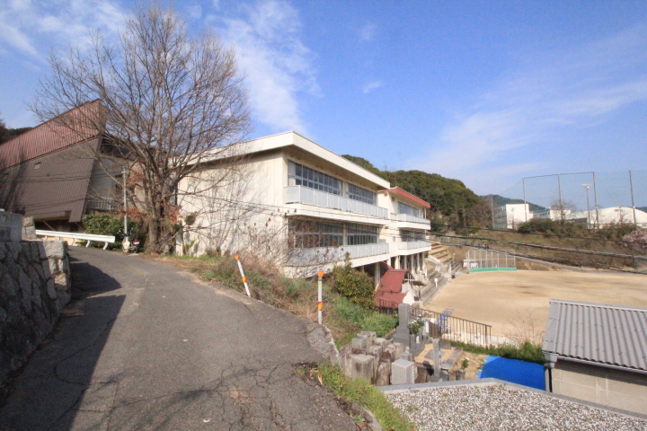 中学校　倉敷市立琴浦中学校（中学校）まで1084m