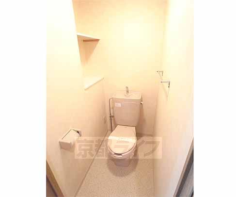 トイレ　棚が付いてて便利です