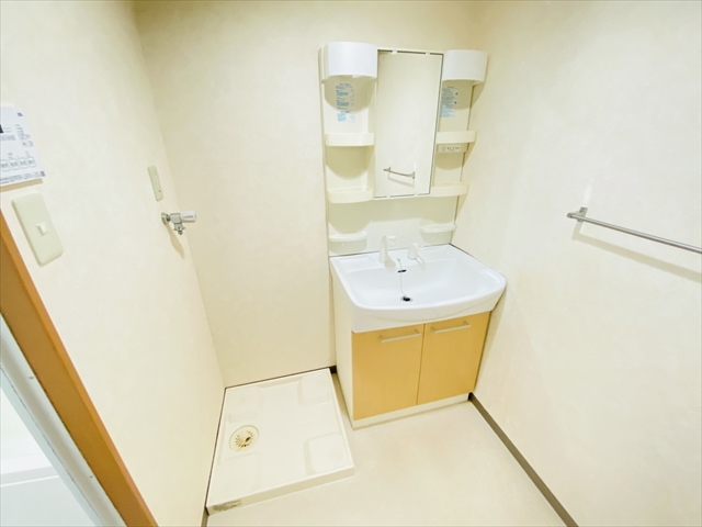 洗面設備　反転タイプの内装写真転載（リビング側面窓なし洋室側面窓あり）