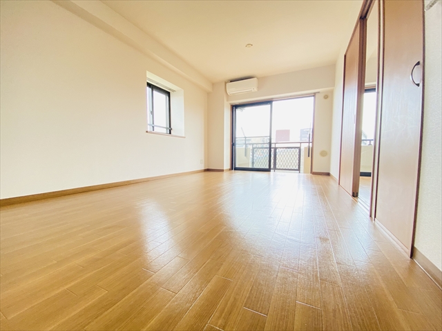 居室・リビング　反転タイプの内装写真転載（リビング側面窓なし洋室側面窓あり）