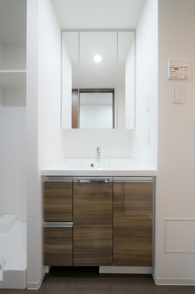 洗面設備　明るい色調の室内です