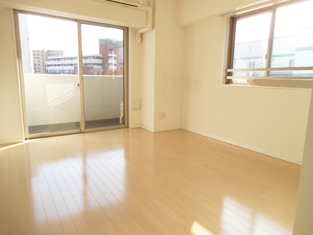 居室・リビング　リビングは南西向きで日当たり良好☆