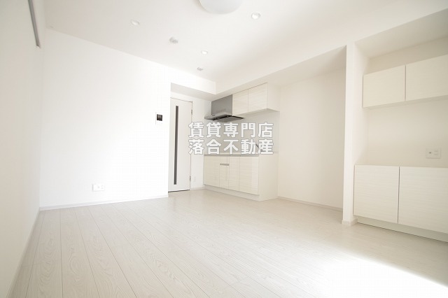 居室・リビング　テレビ台付き収納有り♪白基調の清潔感あるリビング♪