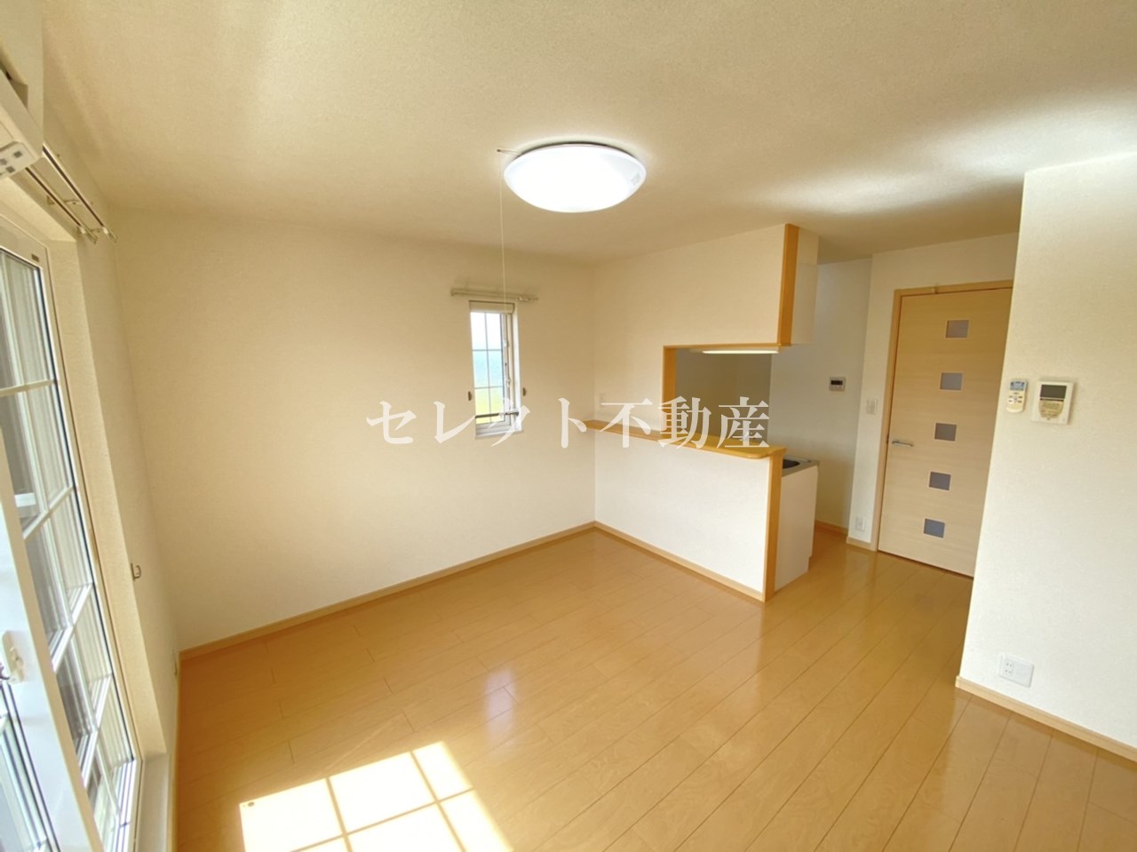 居室・リビング　【フォルトグランデ　I】内装は落ち着いています