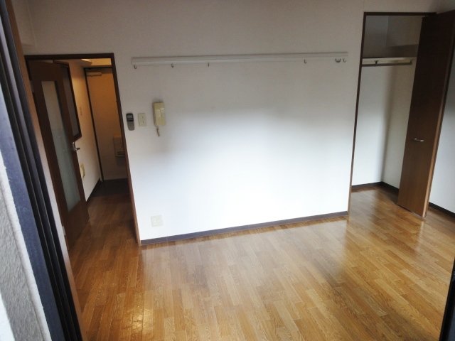 居室・リビング　同物件別号室です。