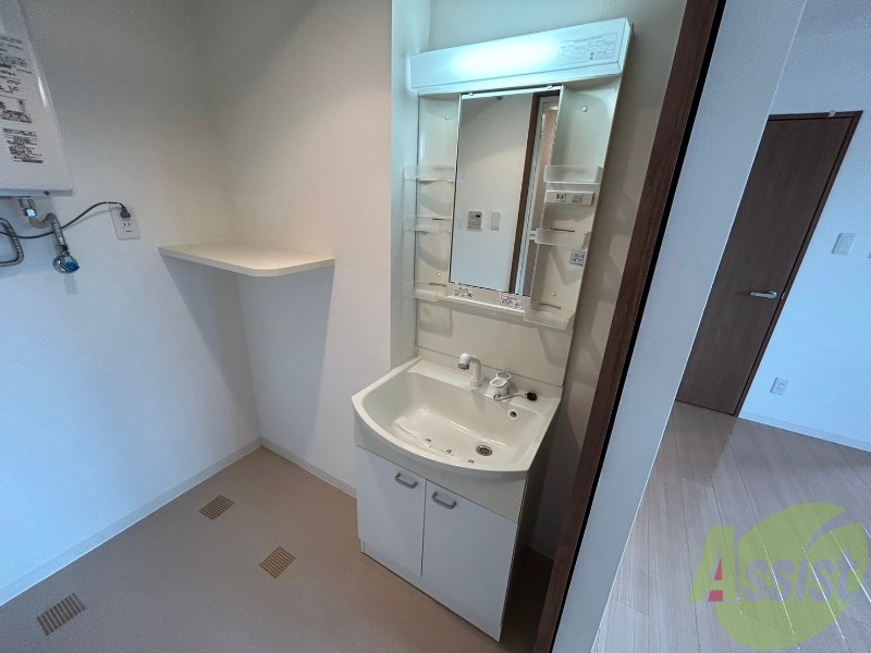 洗面設備　大きくて使いやすそうな独立洗面台になっています。