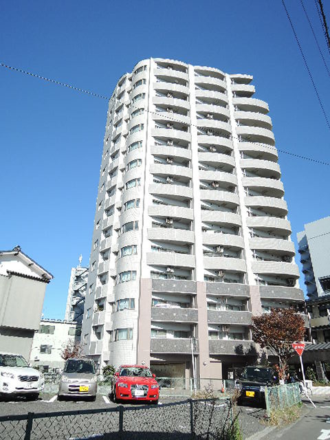 建物外観　１５階建てのマンション