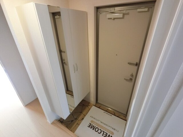 玄関　鏡付きシューズボックス