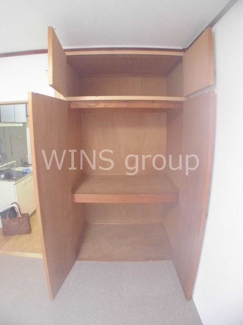 収納　ハンガーパイプもある、奥行きのあるクローゼット