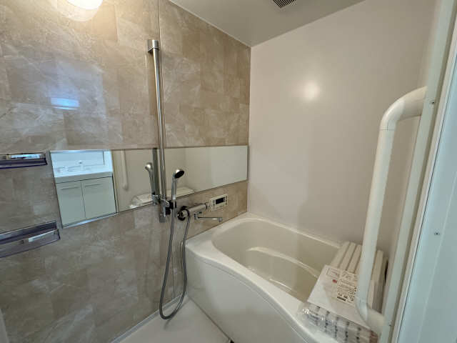バス・シャワールーム　お風呂も新築みたいですね