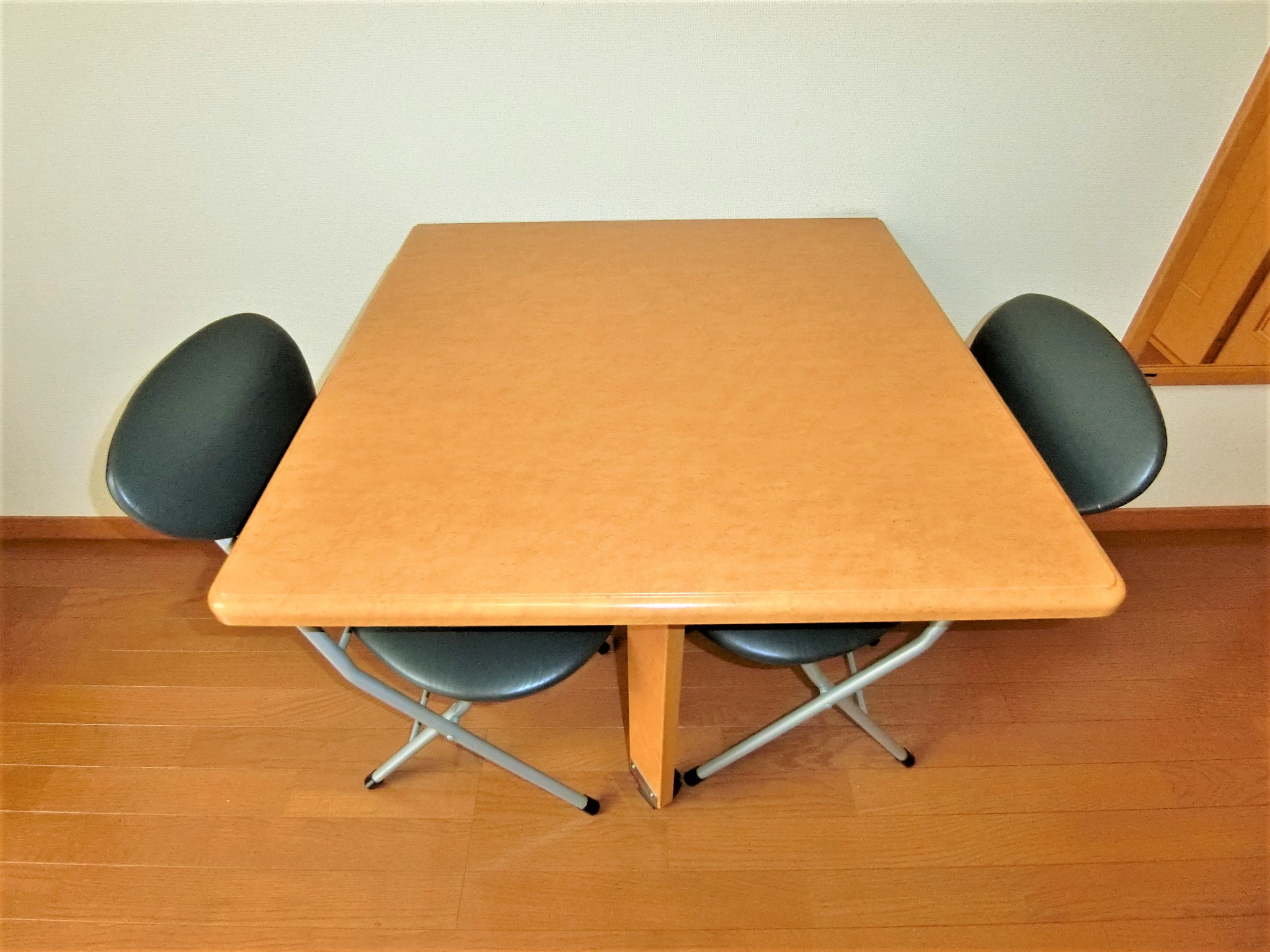 その他　折り畳み式の机とイスが備え付けです☆