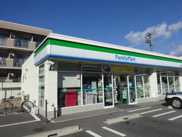 コンビニ　ファミリーマート名東本通三丁目店（コンビニ）まで156m