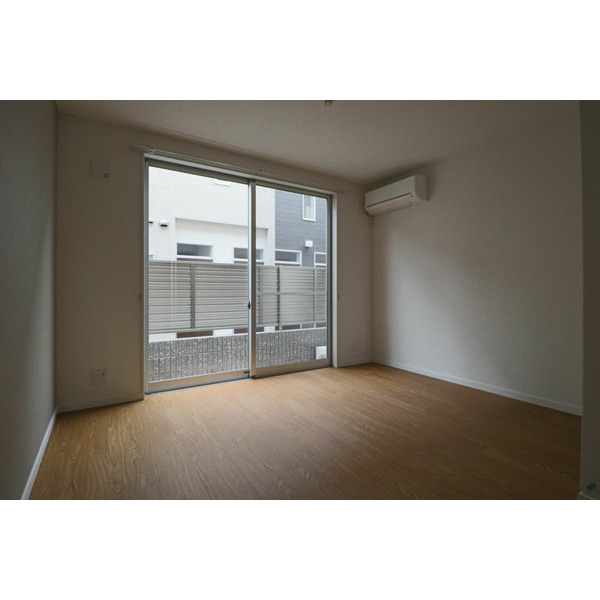 居室・リビング　同じ建物の別のお部屋